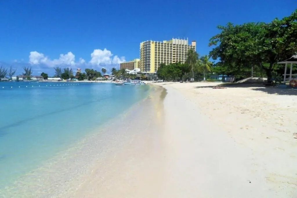 בית נופש אוצ'ו ריוס Sunshine Island Vacation Home ג'מייקה